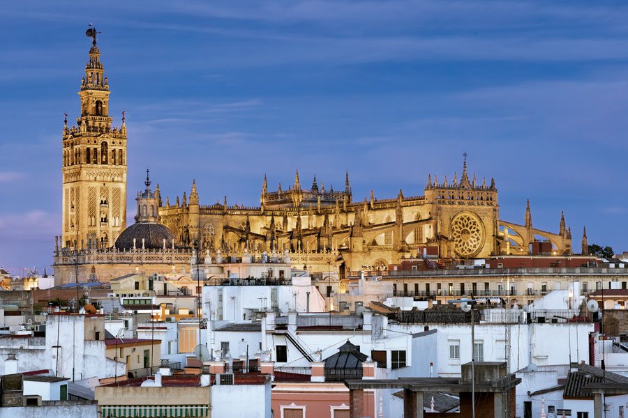 Vista frontal de la Catedral de Sevilla - ViajandoPorSevilla.com