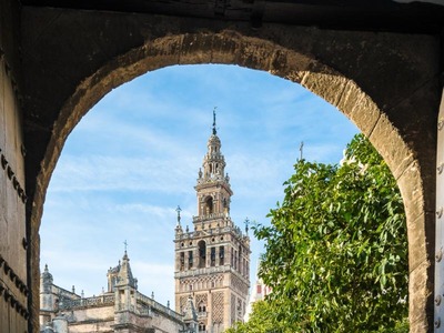 La Giralda de Sevilla desde el Patio de Banderas - ViajandoPorSevilla.com