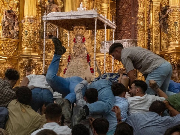 Procesión de la Virgen del Rocío - ViajandoporSevilla.com